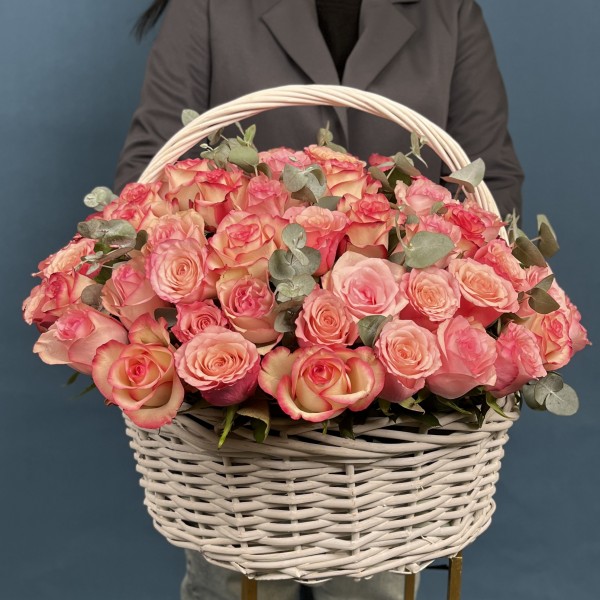 101 роза Алани микс с эвкалиптом в корзине